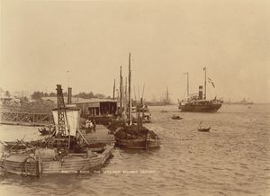 몰레인에서 도착한 영국 인도 증기 항해 회사의 패들 증기선 라마푸라(오른쪽). 1895년. 사진작가: 와츠와 스킨.