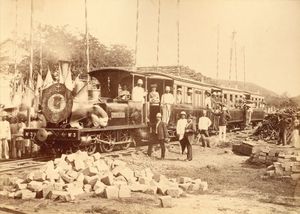 기관차와 노동자들이 함께 있는 흑백 사진