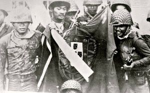 1975년 11월, 동티모르 바투가데에서 포르투갈 국기를 압수한 인도네시아 군인들