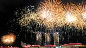 2015년 8월 9일 2015년 국경일 퍼레이드 종료 후 마리나 베이 스카이라인 위의 불꽃놀이.