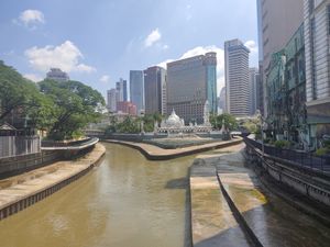 자메크 모스크는 곰박(왼쪽)과 클랑(오른쪽) 강이 합류하는 지점에 위치한다. 쿠알라룸푸르의 최초 정착지는 강둑 동쪽(사진 오른쪽)에 발달했다.