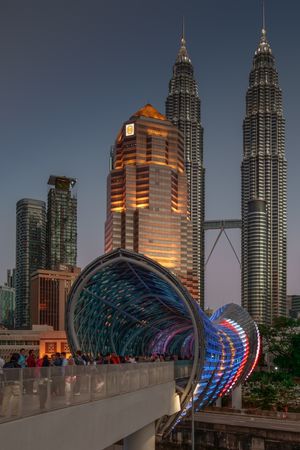 석양 아래 보이는 살로마 링크와 그 뒤편의 페트로나스 타워