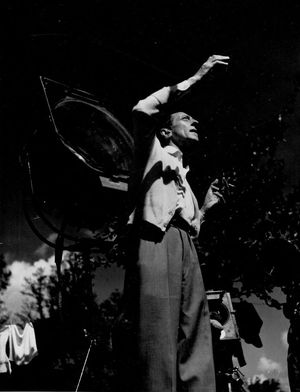 콕토가 미녀와 야수(1946)를 연출하는 모습.