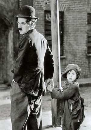 《키드》(1921), 재키 쿠건(Jackie Coogan)과 함께. 코미디와 드라마를 결합했으며 채플린의 영화 중 최초로 1시간을 초과했다.