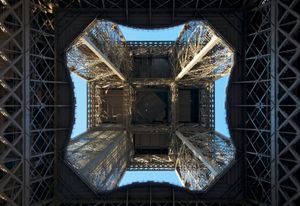 아래에서 본 에펠탑