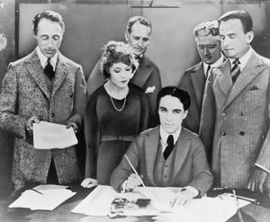 유나이티드 아티스츠 설립 계약 서명 장면(1919년). 앉아 있는 이들은 왼쪽부터 D. W. 그리피스, 메리 픽포드, 찰리 채플린, 더글러스 페어뱅스이다.