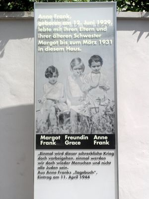 독일 프랑크푸르트 마르바흐베크 307번지에 있는 안네의 유년 시절 기념 패. 오른쪽이 안네, 왼쪽이 마르고트, 가운데는 당시 친구.