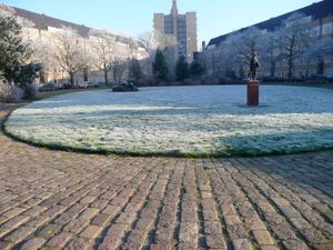 네덜란드 암스테르담의 메르베데 광장(2010년). 안네의 집은 건물 오른쪽 건물들 중, 건물에서 다섯 번째 건물이다.