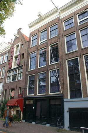 프린센흐라흐트(Prinsengracht) 263번지에 있는 오토의 회사 건물. 이 건물 뒤편에 연결된 '뒤쪽 집'(Achterhuis) 3층과 4층에 은신처가 있었다.