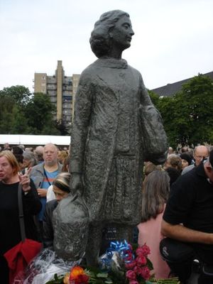 네덜란드 암스테르담의 메르베데플레인에 세워진 안네 프랑크 동상(2005년)