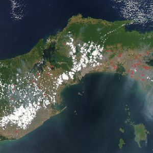 파나마 운하의 위치를 보여주는 위성 이미지: 짙은 녹색의 정글이 구름으로 뒤덮여 있다.