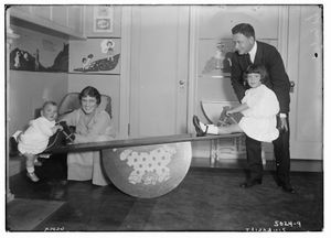 1915년 사진 속 알마 글럭과 짐발리스트