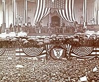 벤자민 해리슨 취임식, 1889년 3월 4일. 클리블랜드가 해리슨의 우산을 들고 있다.