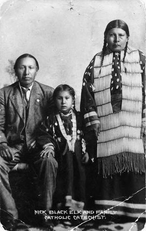 1910년경 가족과 함께한 니콜라스 블랙 엘크(Black Elk)