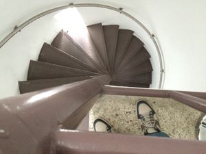 1층 뒷문에서 5층 취조실로 곧바로 이어지는 나선 계단