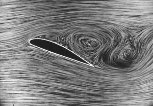 높은 받음각에서 날개에서 분리되는 기류