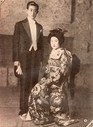 1938년(쇼와 13년)의 화족 결혼 사진. 신랑이 양장이고 신부가 일본 전통 의상인 모습은 다이쇼 시대 이후 자주 볼 수 있었다.