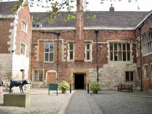 킹스 매너(King's Manor)의 안마당. 샐리 아너프(Sally Arnup)의 프리스랜드 송아지 동상이 보인다.