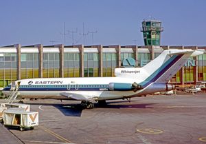 1970년 존 F. 케네디 국제공항에서 활주로에 서 있는 이스턴 항공의 보잉 727-25