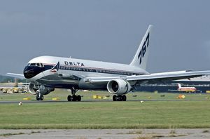 이중 엔진 제트기가 활주로에 착륙하는 측면 모습, 플랩과 역추진 장치가 배치됨