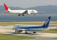 일본항공의 767-300(상단)과 전일본공수의 767-300ER