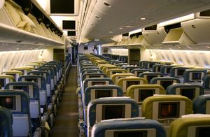 2-3-2 배열로 복도 두 개와 각 열에 7개의 좌석이 있는 이코노미석