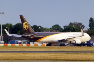 윙렛이 장착된 이전 도색의 보잉 767-300F