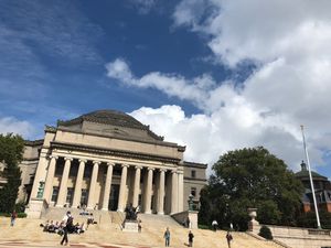 캠퍼스 중앙에 위치한 로우 기념관 (Low Library)