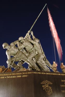 1945년 2월 23일 이오지마 스리바치산에서 성조기를 게양하는 해병대 병사들을 촬영한 사진 ‘이오지마의 성조기(硫黄島の星条旗)’을 바탕으로 만들어진 기념비 ‘해병대 전쟁 기념비(海兵隊戦争記念碑)’. 깃발은 게양과 내림이 가능하다.