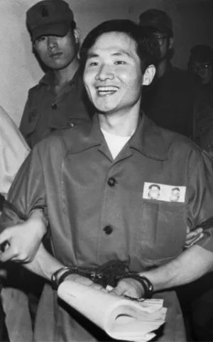 사형 선고를 받으면서도 미소짓는 박노해