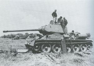1978년 3월 오가덴 전쟁 당시 서소말리아 해방전선이 사용하기 위해 노획한 에티오피아 T-34/85 1969년형 전차를 수리하는 소말리아 기술자