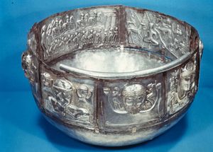 구운데스럽 가마솥(Gundestrup Cauldron)은 당시 무역 관계를 보여주는 좋은 예시이다.