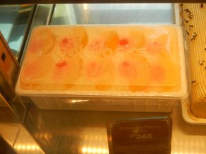 필리핀 전통 과일 케이크인 크레마 데 프루타는 과일이 제자리에 있도록 위에 한천 층을 얹어 만든다.