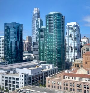 사우스 오브 마켓(SoMa)의 스카이라인, 세일즈포스 타워를 포함, 샌프란시스코에서 가장 높은 건물이다.