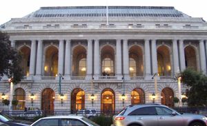 워 메모리얼 오페라 하우스는 미국에서 가장 큰 공연 예술 센터 중 하나인 샌프란시스코 전쟁 기념 및 공연 예술 센터의 일부이다.