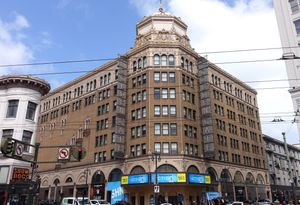 골든 게이트 극장은 역사적인 극장 지구에 위치해 있다.