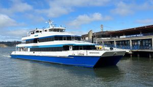 골든 게이트 페리는 도시를 노스베이 지역 사회와 연결하고, 샌프란시스코 베이 페리는 도시를 노스베이와 이스트베이 모두와 연결한다.