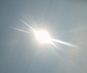 지구에서 관측되는 태양의 눈부심. 직접 관측 시 눈에도 유사한 현상이 나타난다.