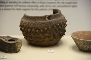 로마 정복 이전 시대(기원전 3세기-2세기)의 켈트 유물. 밀라노 시립 고고학 박물관에 소장되어 있다.