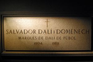 피게레스에 있는 달리 극장 박물관에 있는 달리의 납골당에는 그의 이름과 직함이 새겨져 있다.