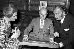 달리, 1970년 6월 페랄라다(Peralada)에서 프랑코(Francisco Franco) 장군과 그의 부인 카르멘 폴로(Carmen Polo)를 환영하다