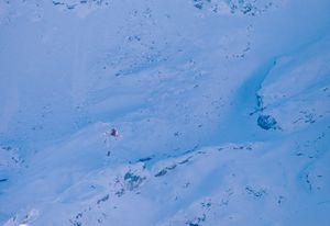 헬리콥터에 매달린 촬영감독 조니 조던