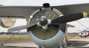 엔진 카울에 방한 셔터가 장착된 포리카르포프 I-15(I-15 (항공기)). 혹한의 시베리아에서 성형 엔진의 과냉각을 예방하기 위한 장비이다.