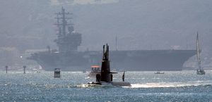 스웨덴 해군 고틀란드급 잠수함과 미국 해군 로널드 레이건 항공모함