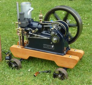 가드너 0형 정지식 엔진 (판이 안전 가드 역할을 하지만 크랭크축이 완전히 덮여 있지는 않음).