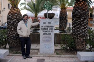 세계 최초의 식목일 기념비 앞에 선 자연주의자 미겔 에레로 우세다, 빌라누에바 데 라 시에라, 스페인, 1805년