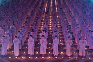 베트남 박닌성에서 부처님 오신 날 밤에 꽃 화환과 색색의 등불을 들고 기도하는 불교 신자들.