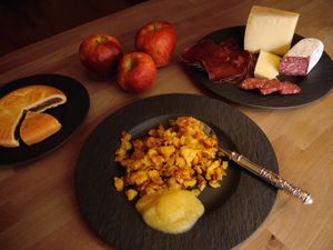 다양한 그라우뷘덴주산 제품과 함께 제공되는 말룬스 요리