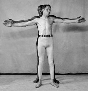 1909년 시카고에서 초인스키 뒤에 서 있는 존슨