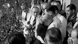 1951년 합동 유세에서 페론은 부통령직 출마를 요구하는 대중의 요청을 받아들이지 못하고 남편을 껴안고 있다.